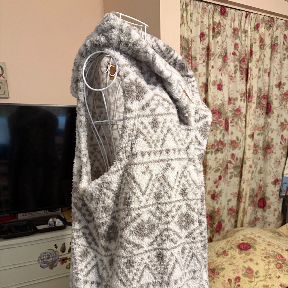Sleeveless Sherpa Vest by Koolaburra by Ugg, Ivory & gray, size 2x